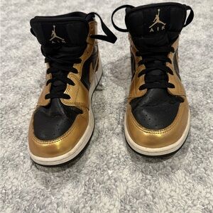 Nike Kids Sneakers Black and Gold